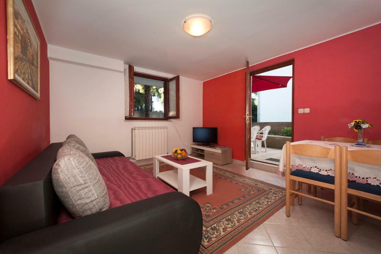 Mihaela Apartment